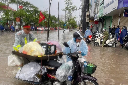 Hình ảnh Công an Hà Nội nỗ lực phục vụ nhân dân trong buổi sáng 26-8, khi trận mưa lớn gây ngập nhiều tuyến phố 
