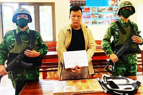 Bắt đối tượng mua bán trái phép 10 bánh heroin