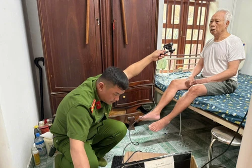 Công an xã Thiên Lộc cấp đổi thẻ Đảng viên tại nhà cho người cao tuổi