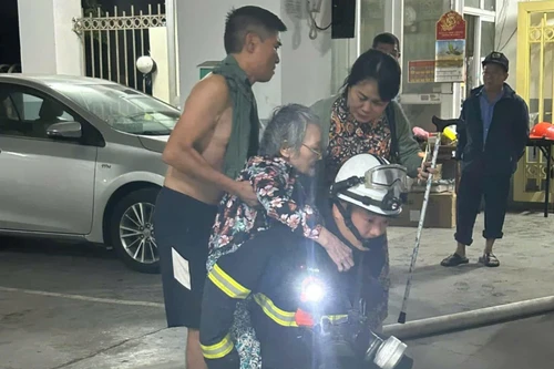 Hướng dẫn thoát nạn 2 người ở đám cháy tại tầng 4 chung cư 15 Đông Quan