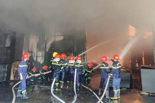 Cháy lớn tại cơ sở sản xuất đồ gỗ xây dựng