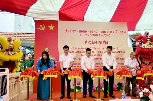 Phường Phú Thượng gắn biển công trình chào mừng lễ kỷ niệm trọng đại của đất nước