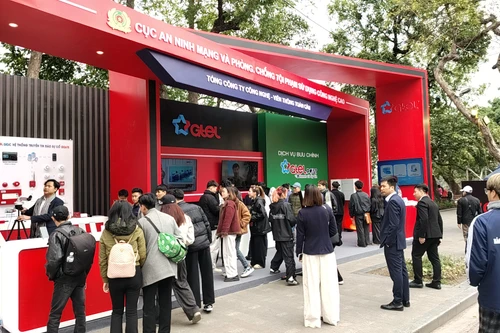 Hàng nghìn người dân trải nghiệm tiện ích dịch vụ công Bộ Công an