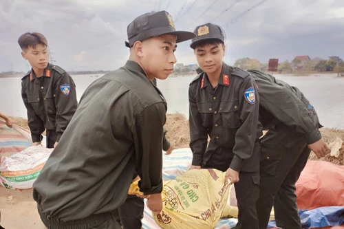 Công an Hà Nội hỗ trợ người dân các xã Đa Phúc và Trung Giã sớm ổn định cuộc sống sau mưa lũ