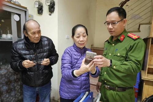 Công an phường Tây Hồ nghiêm túc lấy ý kiến góp ý vào Dự thảo các văn kiện Đại hội Đảng