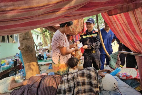 Dựng bệnh viện dã chiến cứu trợ người dân vùng động đất
