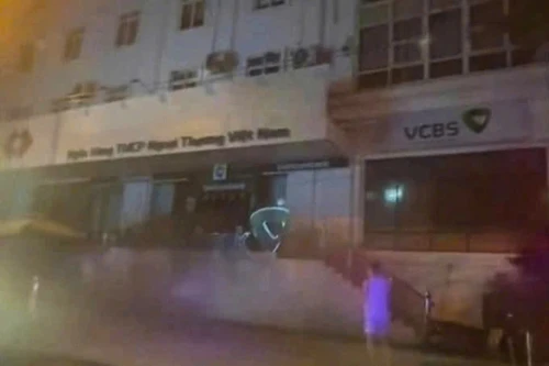 Xử lý nhanh sự cố hỏa hoạn tại phòng giao dịch ngân hàng ở phố Thụy Khuê