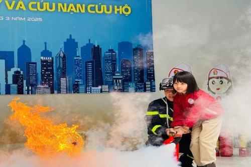 Hơn 600 học sinh, cán bộ, giáo viên trải nghiệm kỹ năng thoát nạn, chữa cháy