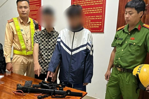 Từ nghi vấn biển số xe, phát hiện đối tượng cất giấu vũ khí thô sơ