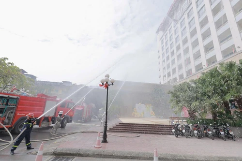 Lính cứu hỏa Công an Hà Nội rèn luyện nghiệp vụ và bản lĩnh