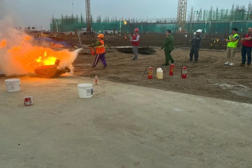 Kỹ sư, công nhân chịu trách nhiệm đảm bảo an toàn cháy, nổ khi thi công