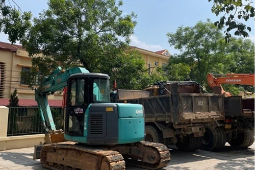 Công an xã Trung Giã ngăn chặn vụ khai thác đất trái phép