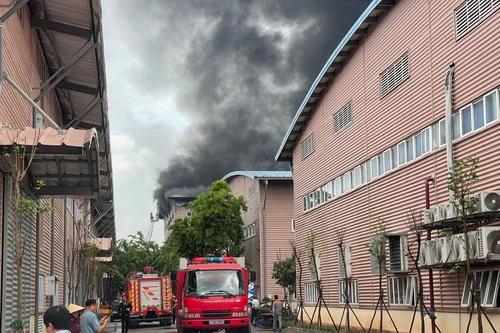 Cảnh sát khống chế vụ cháy xưởng sản xuất giày da rộng hàng nghìn mét vuông