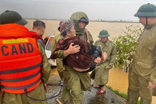 Lực lượng Công an giúp dân trong tâm bão số 10