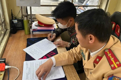 Xử phạt nam thanh niên đi xe máy vào đường cao tốc