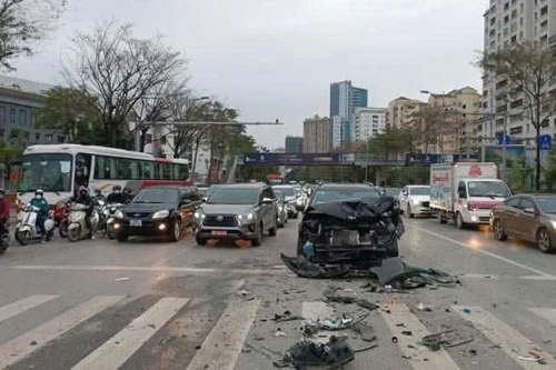 Xe ô tô biến dạng trên đường Võ Chí Công