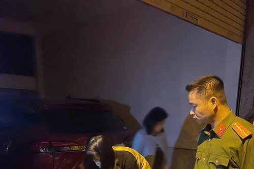 Kịp thời cứu bà cụ bị mắc kẹt trong đám cháy