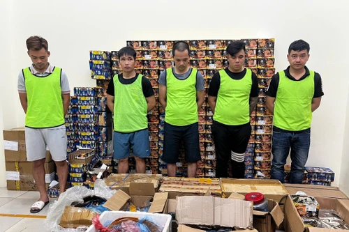Bóc gỡ đường dây 'trà trộn' gần 1 tấn pháo nổ vào quần áo cũ để tiêu thụ