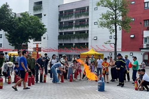 Sinh viên Đại học ngoại thương trải nghiệm kỹ năng chữa cháy và cứu nạn, cứu hộ