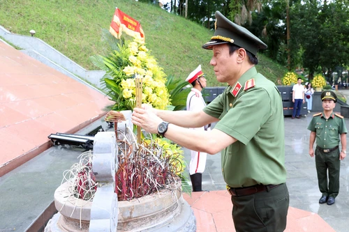 Đoàn Đại biểu Đảng ủy Công an Trung ương, Bộ Công an dâng hương tại Khu di tích lịch sử Công an nhân dân