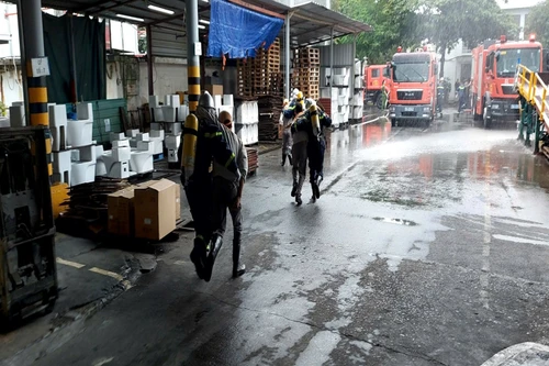 Xử lý nhanh sự cố cháy giả định tại kho chứa hàng thành phẩm do chập điện