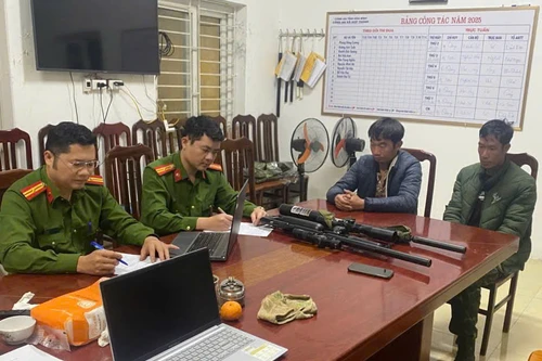 Bắt quả tang 2 đối tượng tàng trữ súng nén hơi 