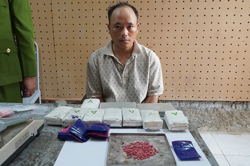 Bắt đối tượng vận chuyển 2 bánh heroin và 18.000 viên ma túy tổng hợp