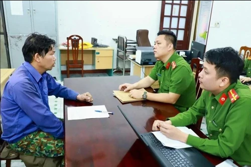 Lái xe ô tô đi cắt trộm cáp viễn thông