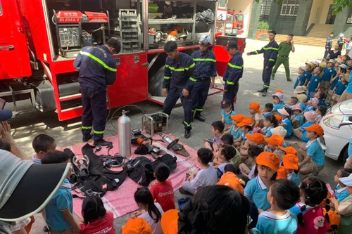 Hàng trăm học sinh trải nghiệm, thực hành chữa cháy và cứu nạn, cứu hộ 