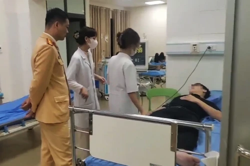 Cảnh sát giao thông kịp thời đưa tài xế ô tô dừng bất thường trên cao tốc đi cấp cứu