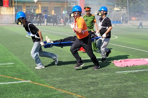 Những hình ảnh sôi nổi về cuộc so tài chữa cháy cứu nạn, cứu hộ tại phường Hồng Hà