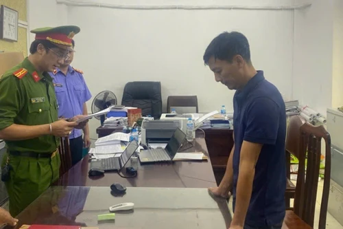 Bắt giam Giám đốc sản xuất, buôn bán phân bón giả