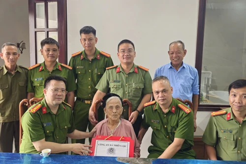 Công an xã Thiên Lộc thăm, tặng quà Mẹ Việt Nam anh hùng Nguyễn Thị Én