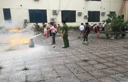 Gần 900 giáo viên và lực lượng tham gia bảo vệ an ninh trật tự ở cơ sở tập huấn an toàn cháy, nổ