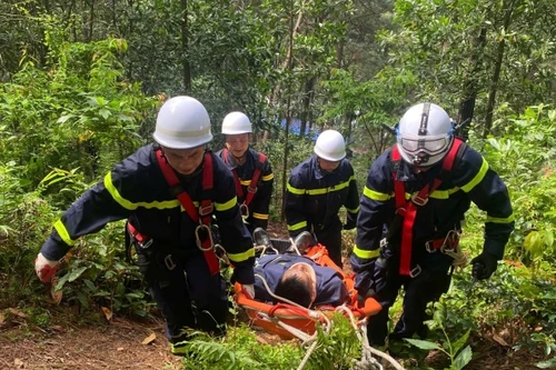 Đội hình cứu nạn, cứu hộ sử dụng phương pháp đặc biệt vào nhiệm vụ khẩn nguy