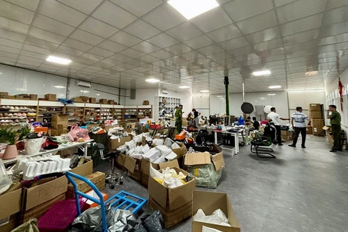 Phát hiện cơ sở cất giấu số lượng lớn hàng hóa không rõ nguồn gốc