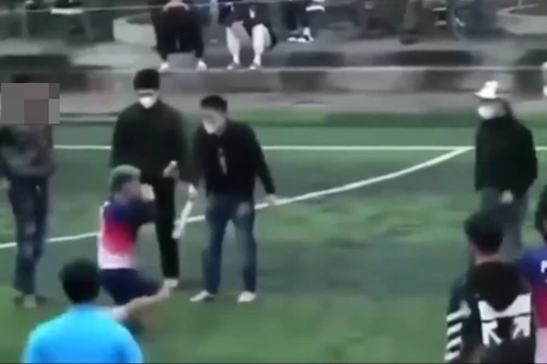 Điều tra vụ nhóm thanh niên cầm hung khí gây náo loạn sân bóng