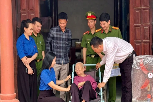 Tặng quà gia đình liệt sĩ và có hoàn cảnh khó khăn tại huyện Sơn Động