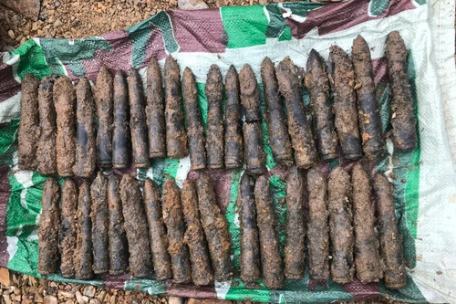 Tiếp tục phát hiện số lượng lớn đầu đạn nổ rơi sót từ thời chiến tranh ở lòng sông Đà