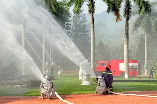 Xử lý tình huống cháy giả định tại khu du lịch Ao Vua