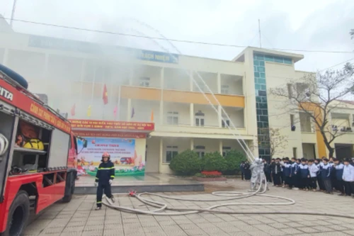 Trên 600 học viên trải nghiệm ứng phó sự cố cháy nguy hiểm