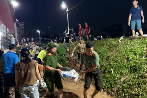 Công an Hà Nội xuyên đêm gia cố đê, ngăn nước tràn bờ cùng nhân dân