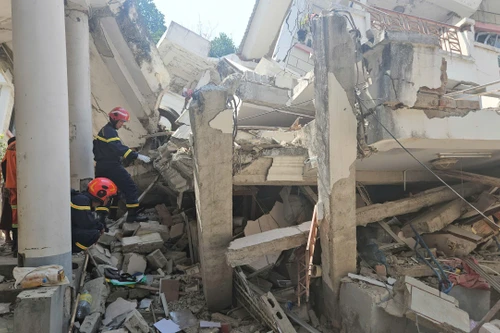 Những hình ảnh đầu tiên Cảnh sát Việt Nam tìm kiếm nạn nhân mắc kẹt trong ngôi nhà sập ở Myanmar