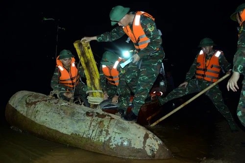 Trục vớt hai quả bom trong đêm