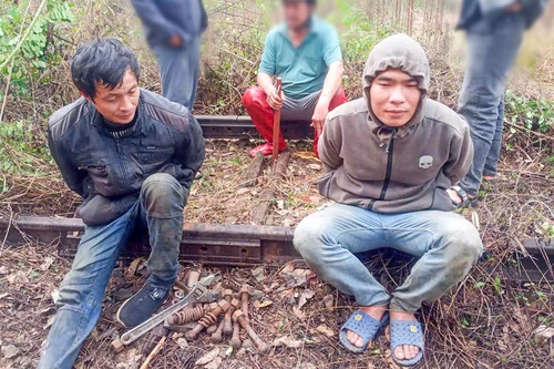 Bắt nhóm đối tượng chuyên trộm cắp thiết bị đường sắt