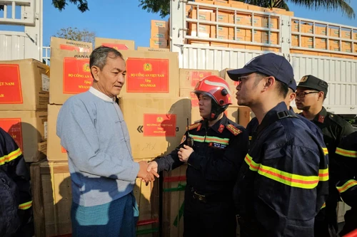 Bộ Công an trao gần 3 tấn hàng cứu trợ cho Myanmar