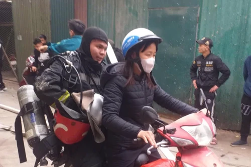 Người dân phối hợp dập tắt đám cháy trong ngõ nhỏ