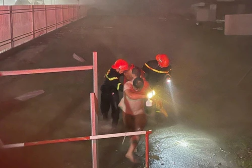 Cảnh sát phòng cháy, chữa cháy và cứu nạn, cứu hộ liên tiếp giải cứu người bị nạn trong đêm bão số 10