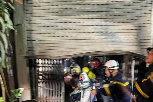 Kịp thời giải cứu 3 mẹ con mắc kẹt đám cháy trong đêm