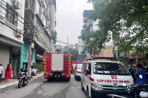 Xảy cháy ngôi nhà 5 tầng tại phố Kim Hoa